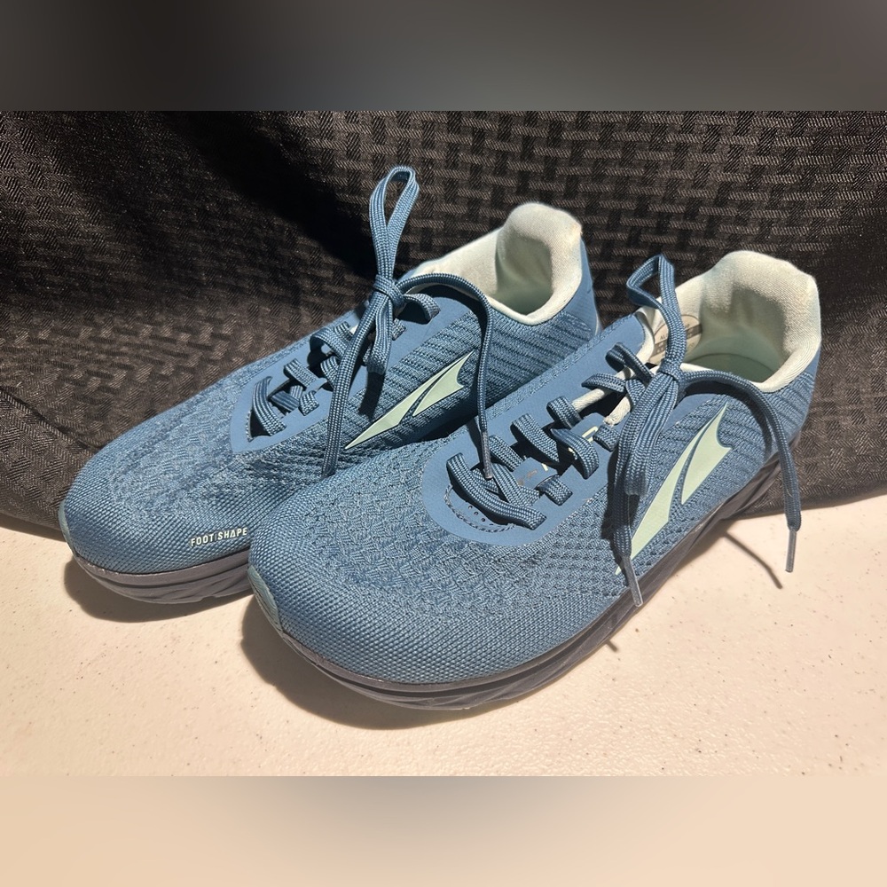 Altra women’s tennis shoes aloa4vr2440 size 8.5